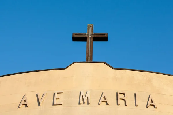 Výstřel Křesťanského Kříže Střeše Kostela Napsaný Ave Maria — Stock fotografie