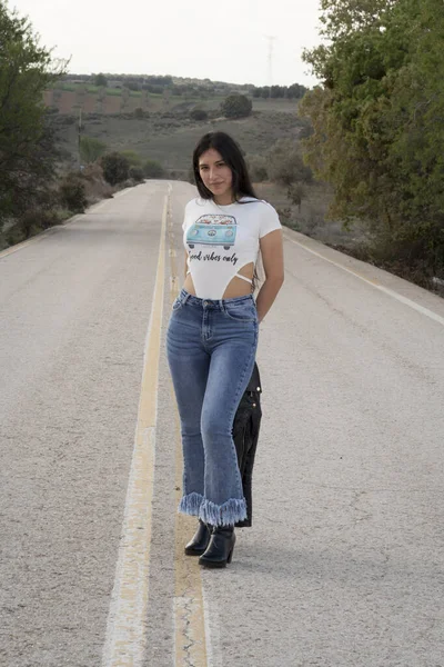 Uma Jovem Latina Gostosa Vestindo Jeans Bodysuit Jaqueta Couro Posando — Fotografia de Stock