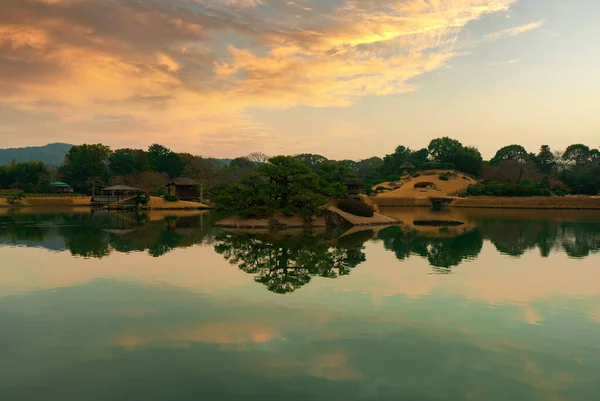 Una Vista Panorámica Lago Rodeado Paisaje Durante Puesta Del Sol —  Fotos de Stock
