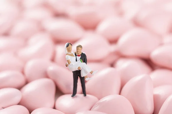 Ein Valentinstag Mit Hochzeitsfiguren Auf Einem Herzförmigen Rosa Bonbons Hintergrund — Stockfoto