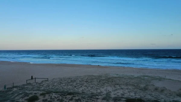 Uma Vista Hipnotizante Oceano Ondulado Que Atinge Praia Areia Costa — Fotografia de Stock
