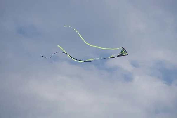 Low Angle Shot Beautiful Blue Green Kite Flying Cloudy Sky — Stock Photo, Image