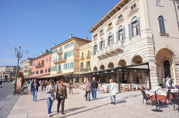 Верона Италия Мая 2016 Года Неизвестные Идущие Зданиям Ресторанами Площади — стоковое фото