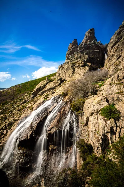 Colpo Verticale Una Cascata Roccia Sullo Sfondo Del Cielo Blu — Foto Stock