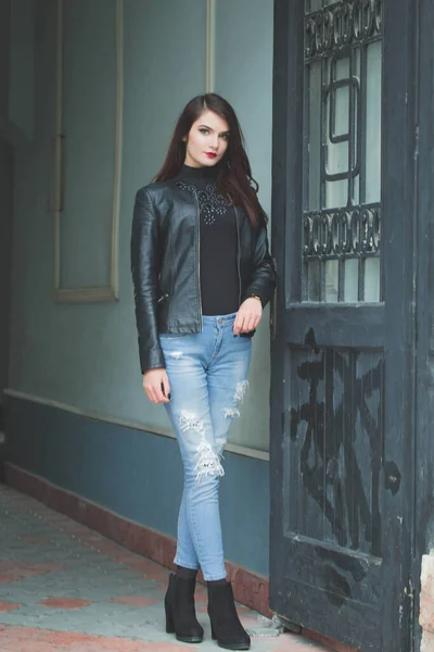 Beautiful Caucasian Female Red Lipstick Leather Jacket Iron Door — ストック写真