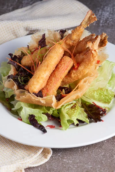 Plan Vertical Plat Frit Avec Salade Sur Une Assiette Blanche — Photo