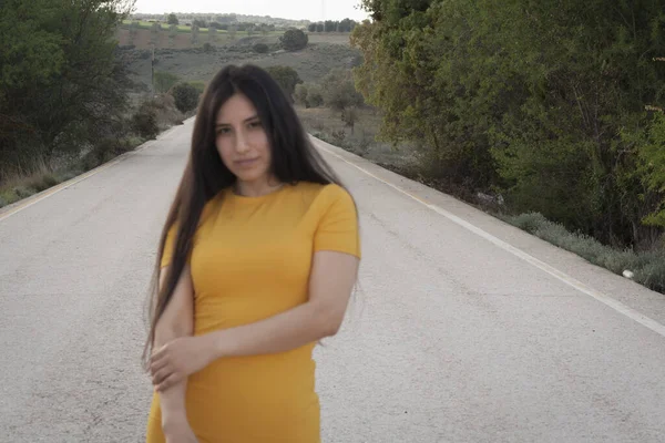 Uma Mulher Latina Sexy Vestindo Vestido Amarelo Apertado Posando Uma — Fotografia de Stock