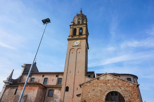 Carbonara Italië Mei 2016 Kerkgebouw Met Hoge Klokkentoren Met Straatlantaarn — Stockfoto