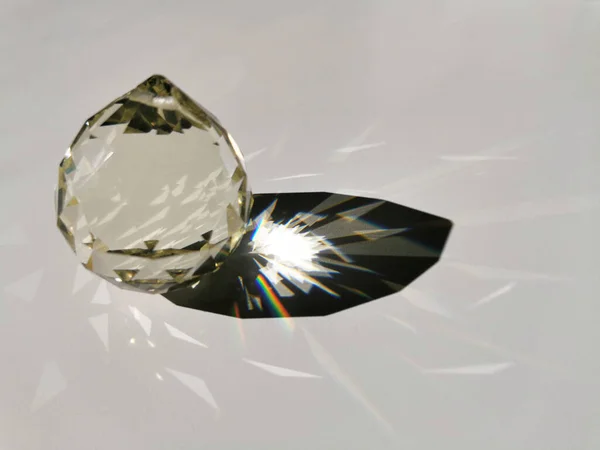 Eine Nahaufnahme Eines Glänzenden Kristallfelsens Auf Einer Weißen Oberfläche — Stockfoto