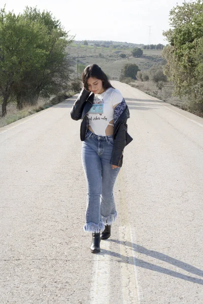 Uma Jovem Latina Gostosa Vestindo Jeans Bodysuit Jaqueta Couro Posando — Fotografia de Stock