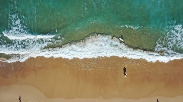 Uma Vista Aérea Oceano Ondulado Que Atinge Praia Areia Costa — Fotografia de Stock