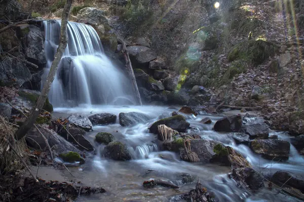 Une Petite Cascade Sur Les Rochers Dans Forêt — Photo