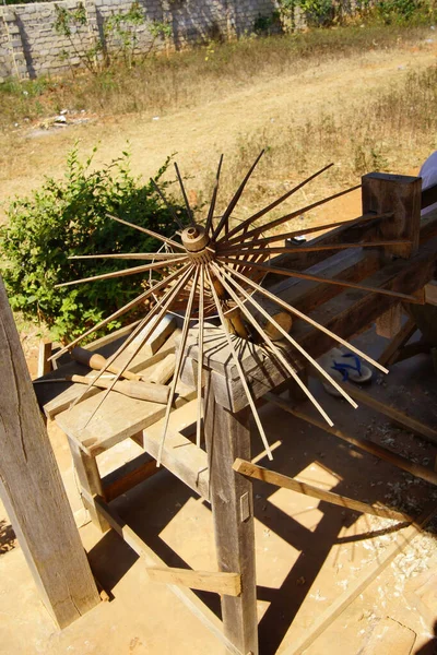上から木製の傘枠 傘工芸品 インレー湖 ミャンマー — ストック写真