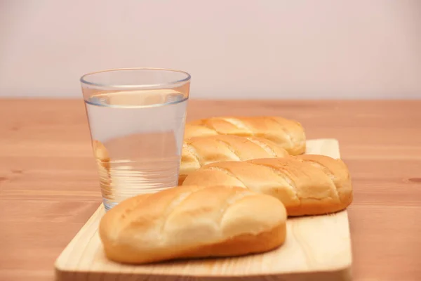 Milchbrot Und Wasser Auf Dem Tisch — Stockfoto