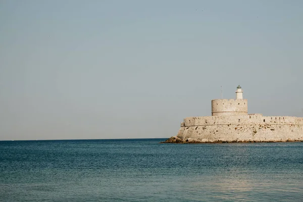 그리스 로도스에서 바다에둘러 니콜라우스 요새의 — 스톡 사진
