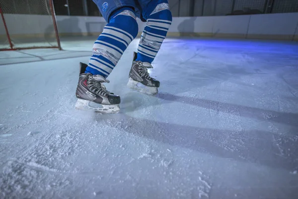 Nahaufnahme Von Professionellen Eishockeyschuhen Während Eines Spiels Auf Dem Eis — Stockfoto