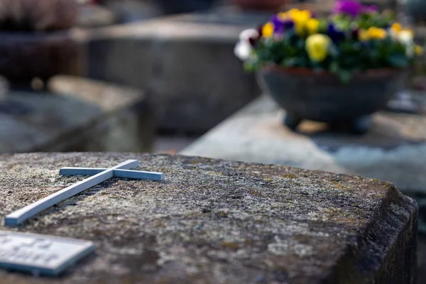 Hrob Křížem Květinami Pozadí Historickém Hřbitově Jana Norimberku Johannis Cementery — Stock fotografie