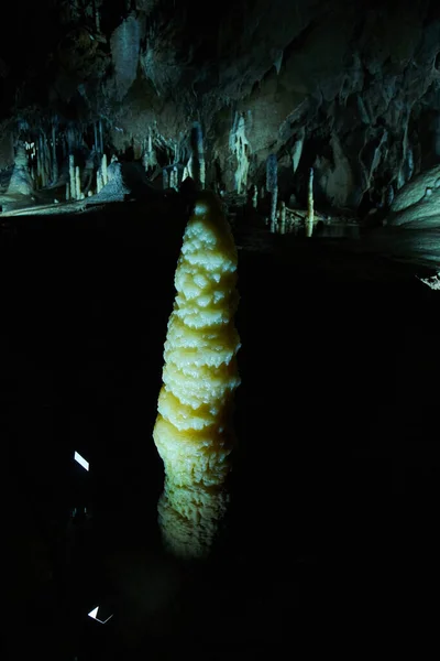 捷克共和国Macocha洞穴内的石灰岩层 — 图库照片