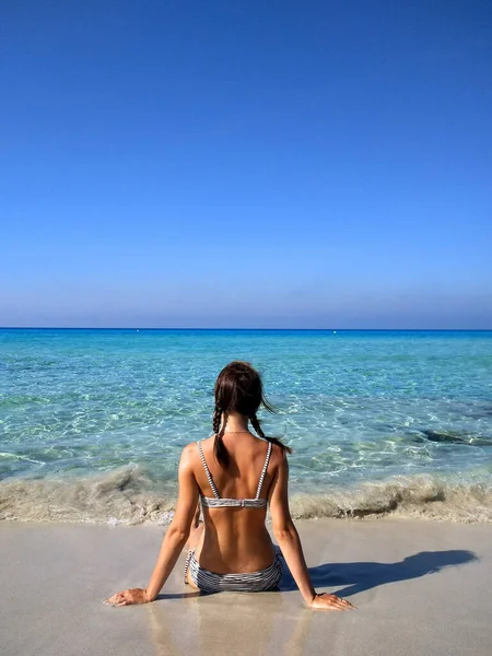 一个穿着泳衣的年轻女子在海滩度假的垂直镜头 — 图库照片