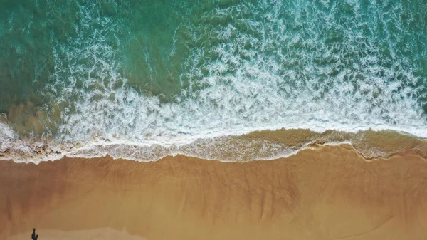 Een Uitzicht Vanuit Lucht Golvende Oceaan Het Zandstrand Aan Kust — Stockfoto