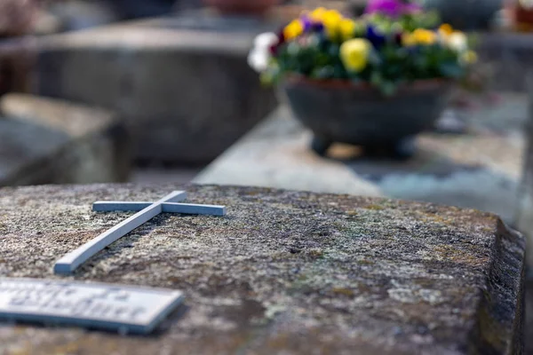 Eine Grabplatte Mit Kreuz Und Blumen Hintergrund Auf Dem Historischen — Stockfoto