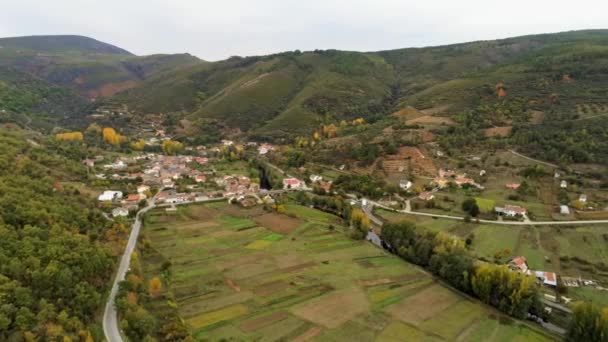 Vista Panorâmica Aldeia Entre Montanhas Dia Ensolarado — Vídeo de Stock