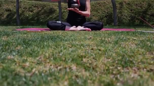 一名年轻的墨西哥女运动员在4K练习瑜伽时 专心致志地在藏语唱盘上玩耍 — 图库视频影像