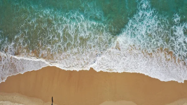 Uma Vista Aérea Oceano Ondulado Que Atinge Praia Areia Costa — Fotografia de Stock