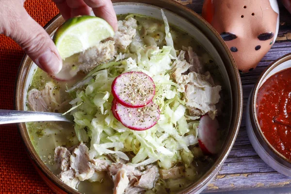 Egy Közeli Felvétel Finom Mexikói Fehér Pozole Tál Lime Retek — Stock Fotó