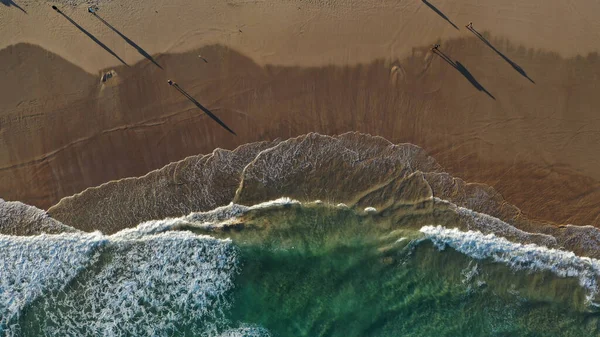 Una Vista Aerea Dell Oceano Ondulato Che Colpisce Spiaggia Sabbiosa — Foto Stock