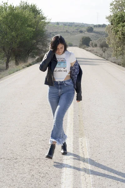 Uma Jovem Latina Gostosa Vestindo Jeans Bodysuit Jaqueta Couro Posando — Fotografia de Stock