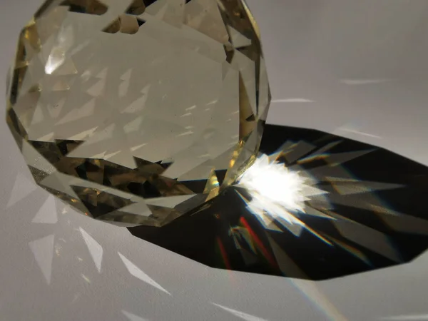 Eine Nahaufnahme Eines Glänzenden Kristallfelsens Auf Einer Weißen Oberfläche — Stockfoto