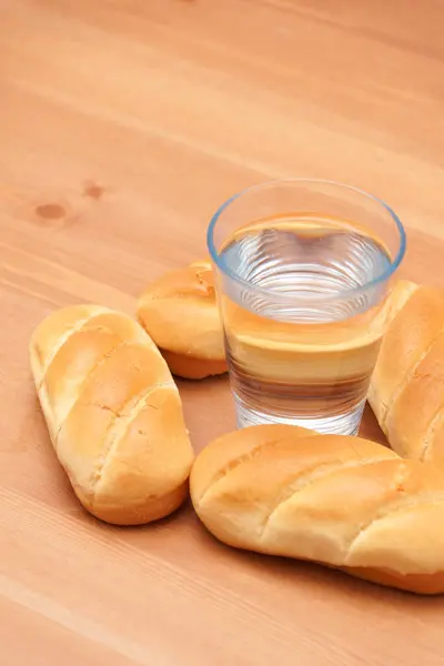 Молочний Хліб Вода Столі — стокове фото