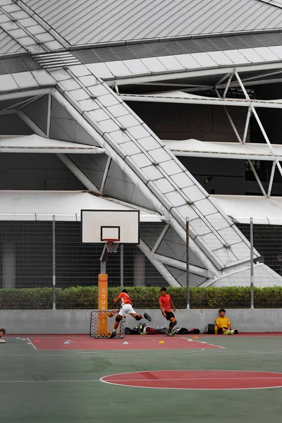 Singapur Singapur März 2021 Eine Schülertchoukball Mannschaft Orangefarbenen Trikots Wird — Stockfoto
