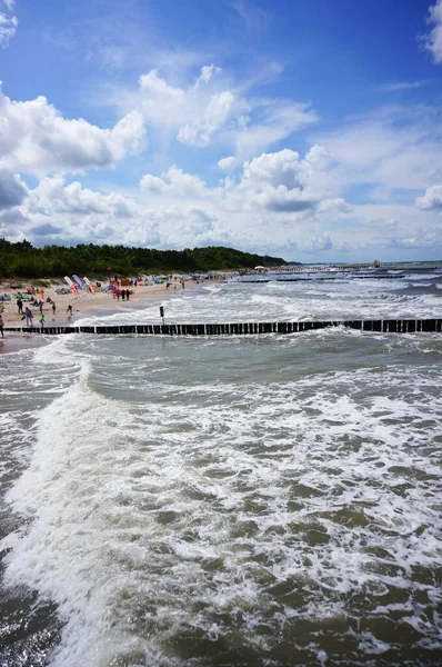 Ustronie Morskie Polska Lip 2015 Wiele Osób Zatłoczonej Plaży — Zdjęcie stockowe