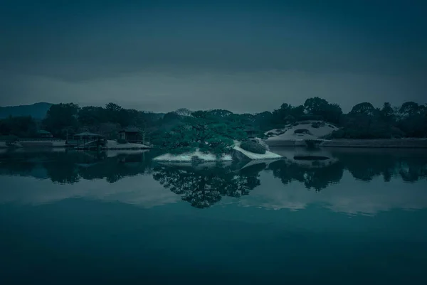 风景夜间被风景环绕的湖景 — 图库照片
