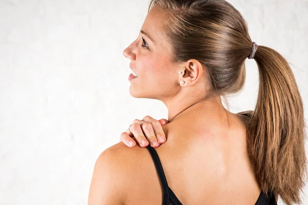 Retrato Con Dolor Hombro Una Joven Rubia Con Cara Distorsionada — Foto de Stock