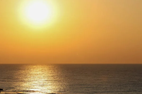 Una Hermosa Vista Puesta Sol Línea Del Horizonte Sobre Mar — Foto de Stock