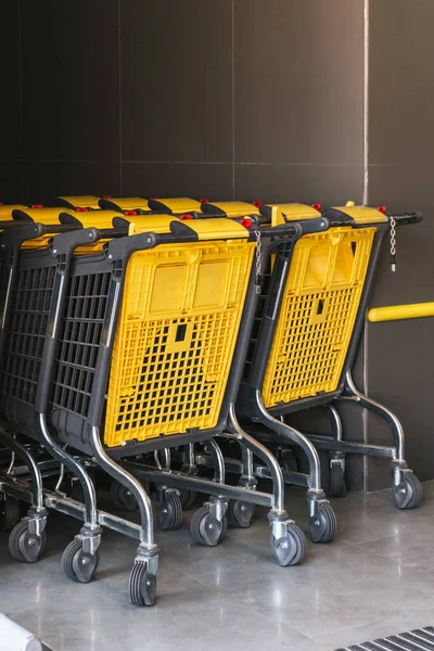 Sárga Bevásárlókocsik Egymás Után Bolt Előtt — Stock Fotó