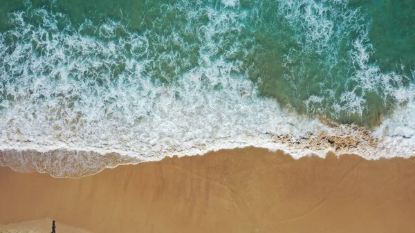 Een Uitzicht Vanuit Lucht Golvende Oceaan Het Zandstrand Aan Kust — Stockfoto