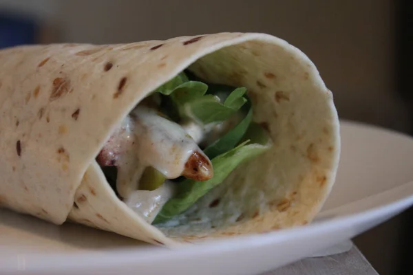 Närbild Tortilla Wrap Med Stekt Kyckling Och Färska Grönsaker — Stockfoto
