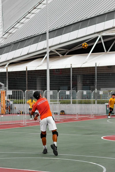 Singapore Singapore Mar 2021 Skolelag Med Oransje Skjorter Trener Basketballbane – stockfoto