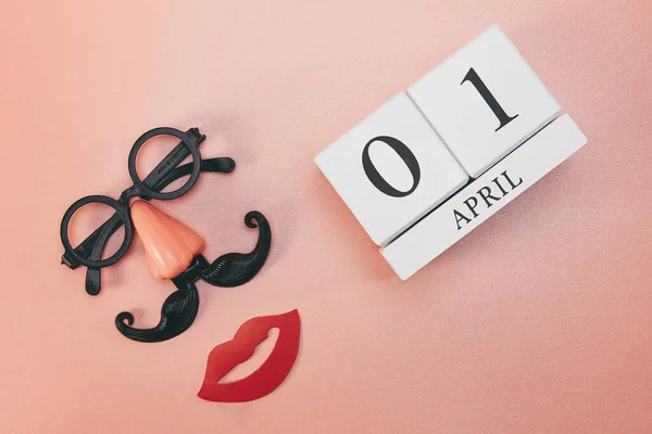 Aprildag Med Kub Kalender Och Rolig Fest Mask Rosa Bakgrund — Stockfoto