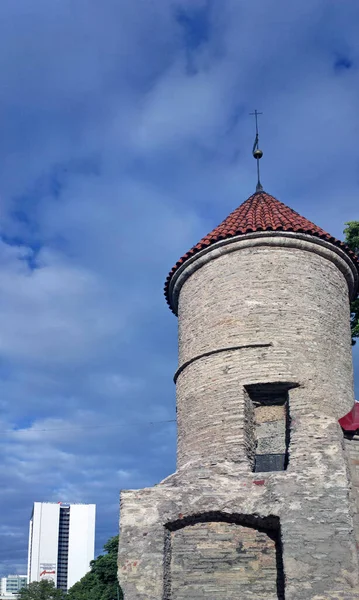 Tallinn Estonia Sep 2012 Стара Будівля Передньому Плані Нова Будівля — стокове фото