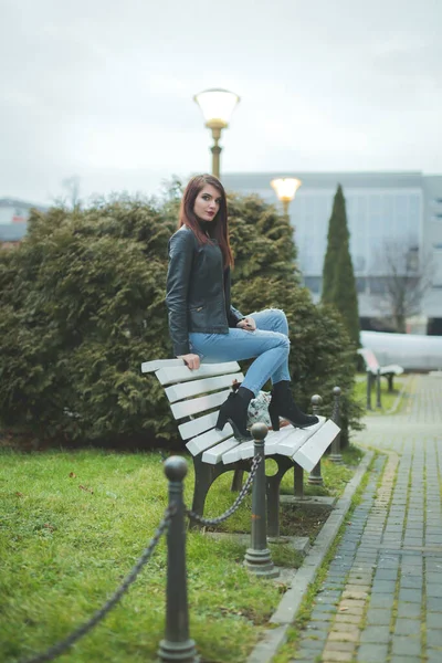 Eine Schöne Kaukasierin Mit Rotem Lippenstift Und Lederjacke Sitzt Auf — Stockfoto