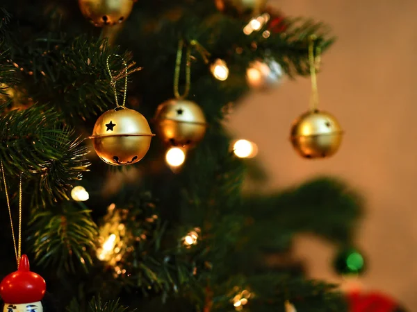 Primer Plano Árbol Navidad Con Decoración Dorada — Foto de Stock