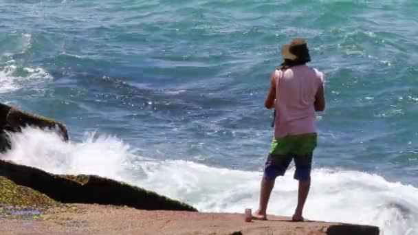 Osoba Rybařící Moři Stříkajícími Mořskými Vlnami — Stock video