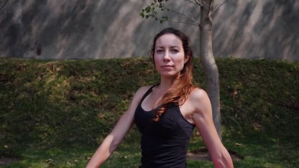 Молодая Мексиканская Спортсменка Практикующая Йогу Гармоничной Позе — стоковое видео