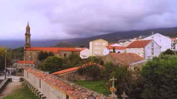 Panoramablick Auf Das Dorf Inmitten Der Berge Bei Sonnigem Tag — Stockvideo