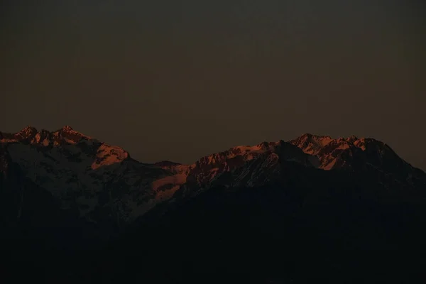 Pohled Tmavé Mraky Nad Zasněženými Horami — Stock fotografie
